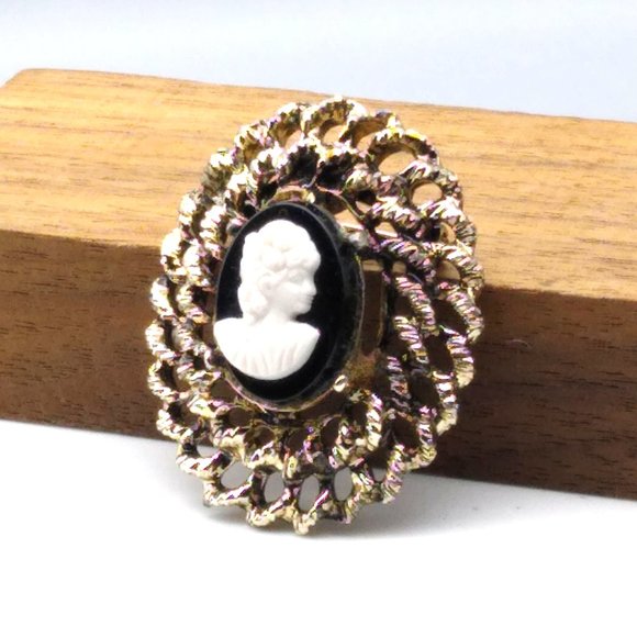 Vintage Black and White Cameo Brooch, Elegant Victorian Style in Gold Tone - Picture 2 of 4
